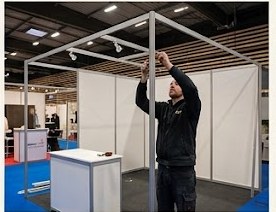 Structure de stand événementiel en cours de montage sur un salon